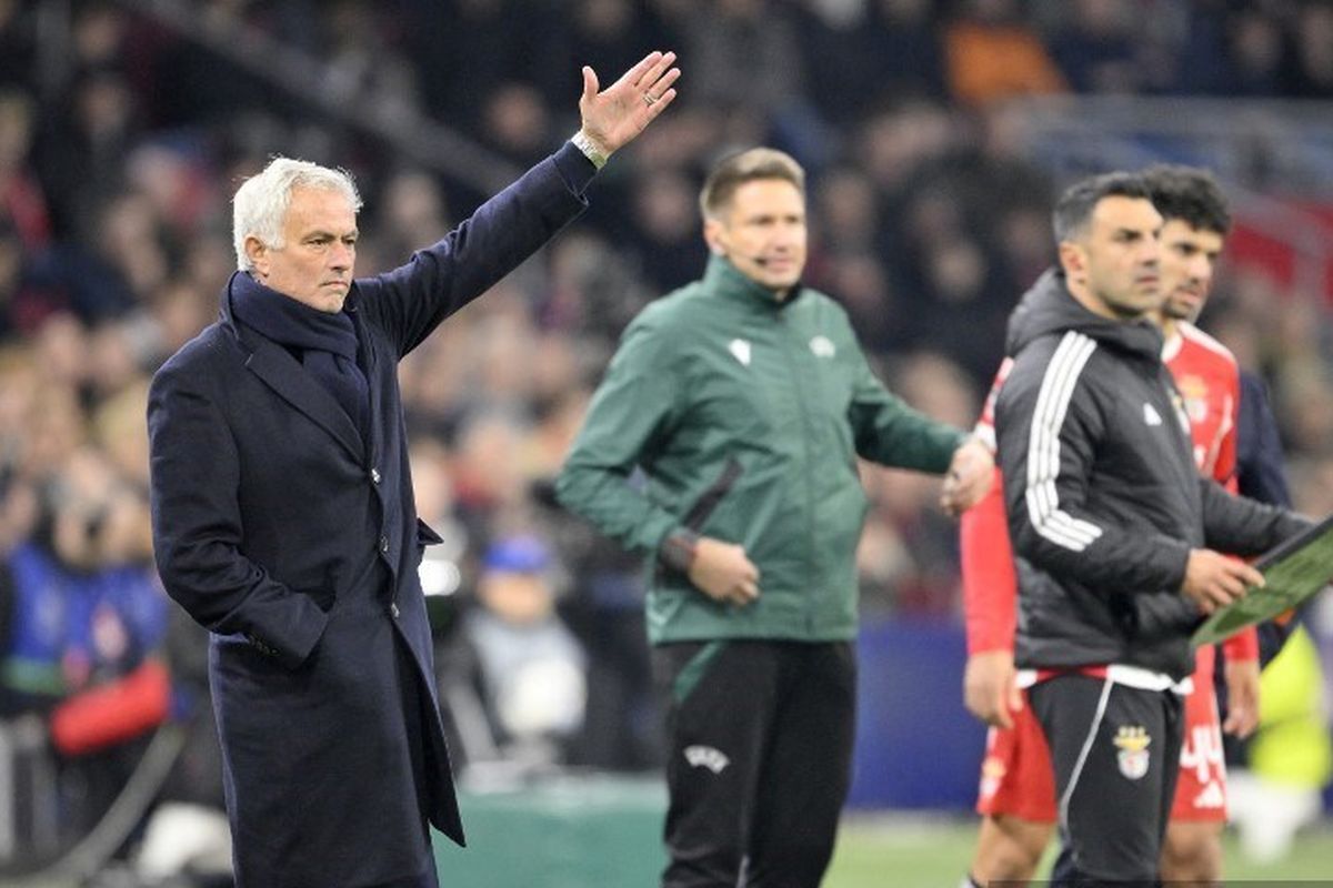 Momen Haru Mourinho Cium Kepala Sneijder, Menguak Kembali Kenangan Treble Inter yang Legendaris
