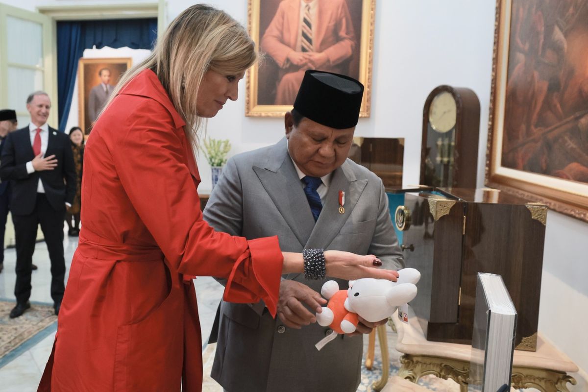 Prabowo dan Ratu Máxima Saling Beri Cendera Mata Unik, Termasuk Boneka Spesial untuk Bobby
