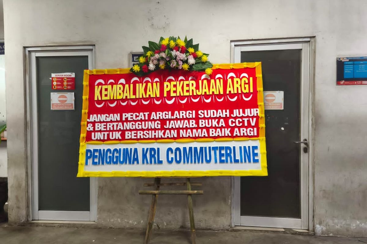 Viral Tumbler Hilang, Karangan Bunga ‘Kembalikan Pekerjaan Argi’ Hebohkan Stasiun