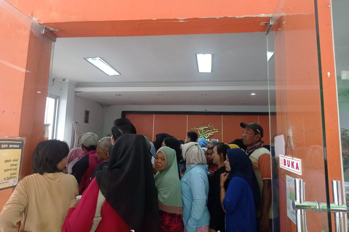 BLT Kesra Rp 900.000 Banjiri Kantor Pos Pluit, Warga Berjubel Berebut Bantuan