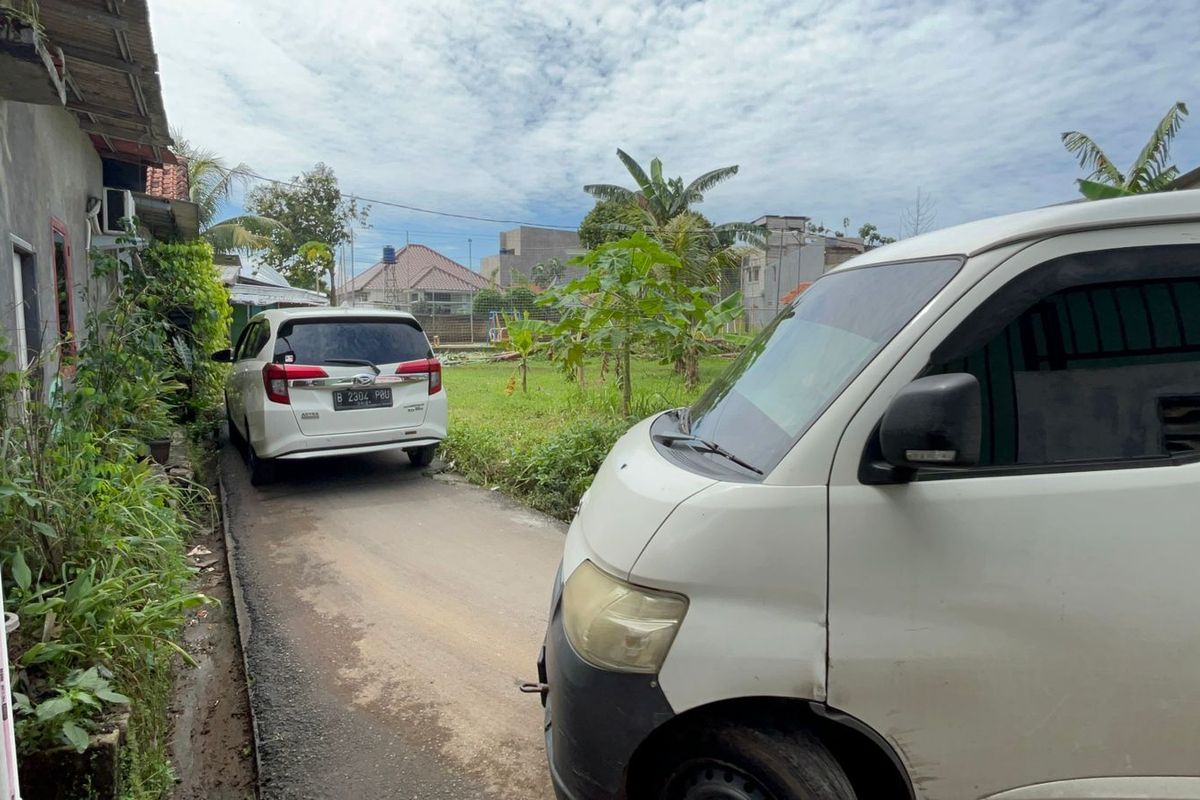 Jalan Sempit Sawangan Depok Macet Parah Akibat Kesalahan Aplikasi Maps, Mobil Jeblos!
